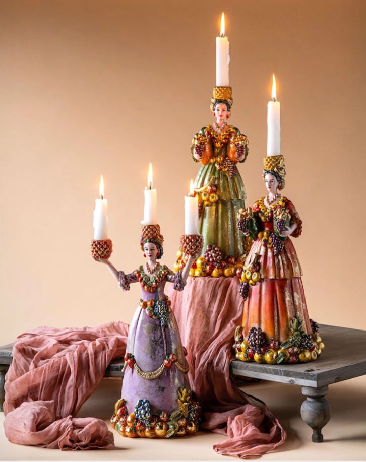 Lysestake Kvinne med frukt - Lilla 36 cm | 3-armet figurlysestake i poly