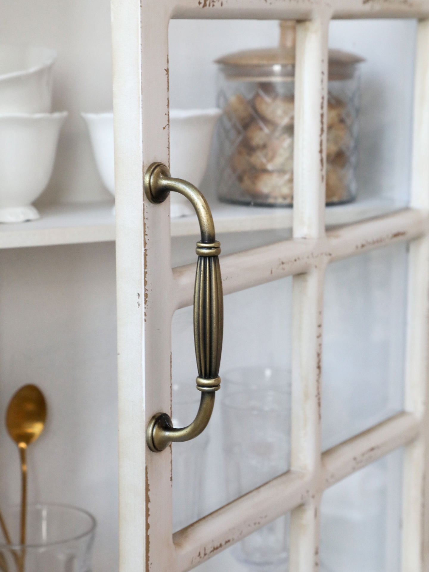 Chic Antique Veggskap med dekorasjon H70/L44/B17,5 cm antikk krem På lager august 2026