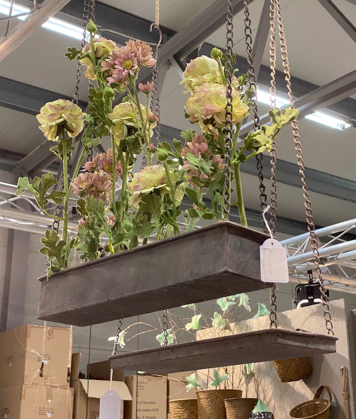 Hengende hylle med høy kant - antikk grå