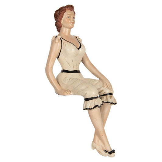 Dekorasjon kvinne som sitter på kant 12x10x29 cm beige