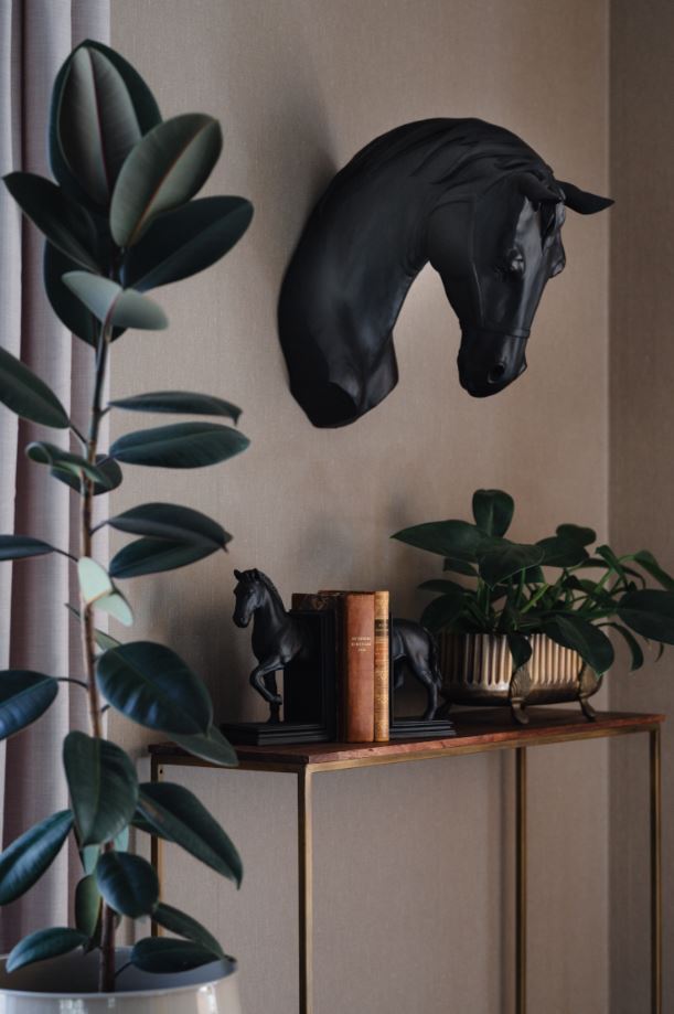 Veggdekor Hestehode Sort Poly 23x43x42cm