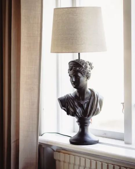 Bordlampe Bust Sort Poly Lampefot 22x16x50cm