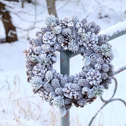 Jul div. Krans med kongler og snø Ø33 cm natur