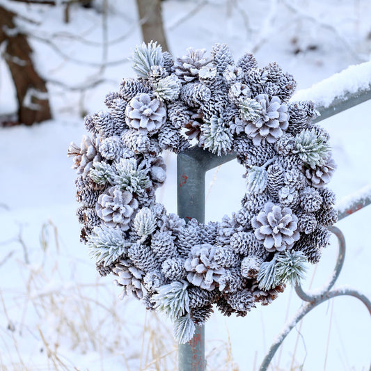 Jul div. Krans med kongler og snø Ø33 cm natur