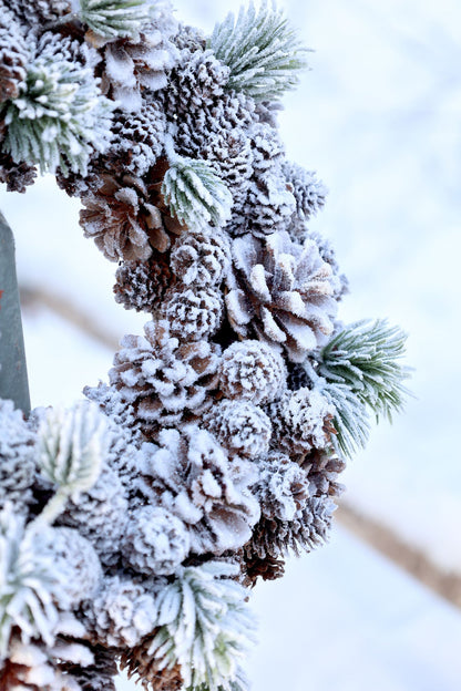 Jul div. Krans med kongler og snø Ø33 cm natur