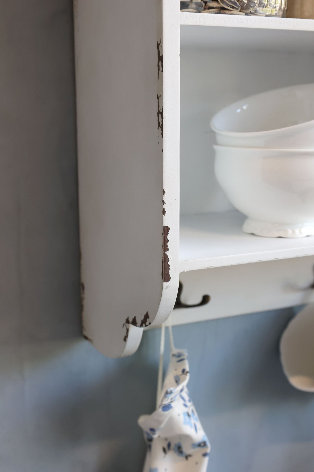 Veggskap m. 1 dør og 3 hyller H61/L56/B19 cm antikk krem