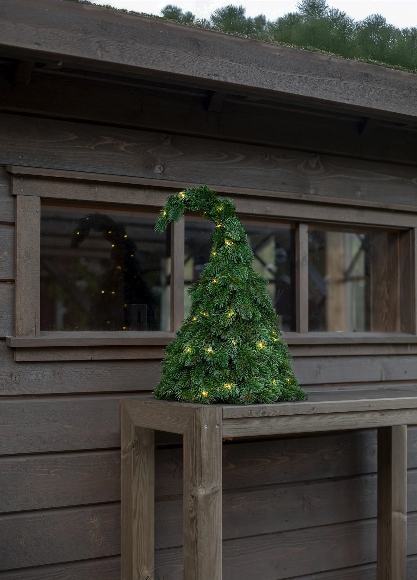 Utendørs julepynt Julius trapp-nisse LED 37x54 cm
