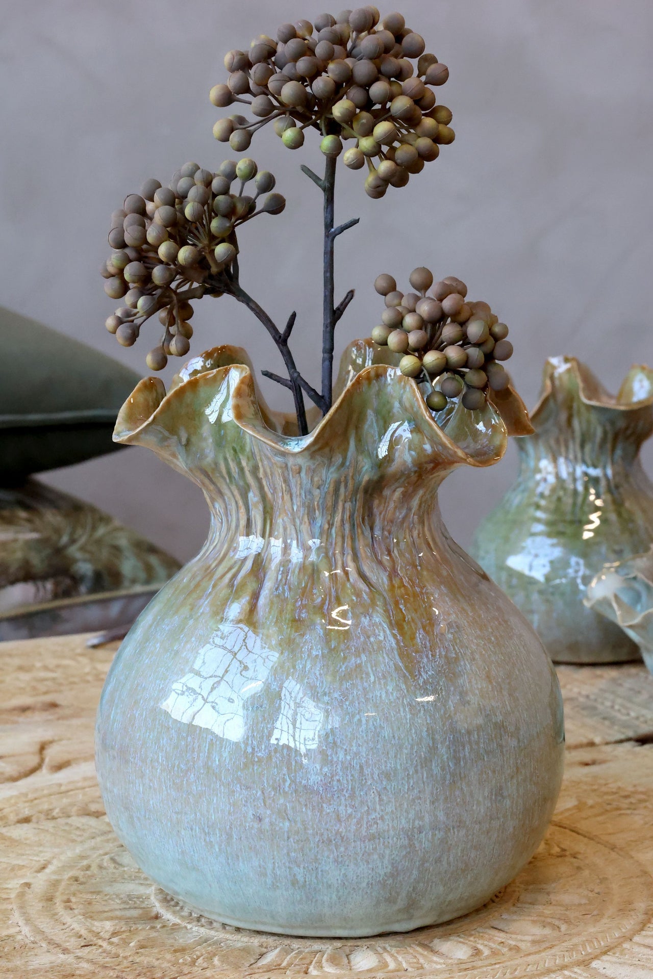 Dekorativ vase med bølget kant H21,5/Ø19 cm vertikal