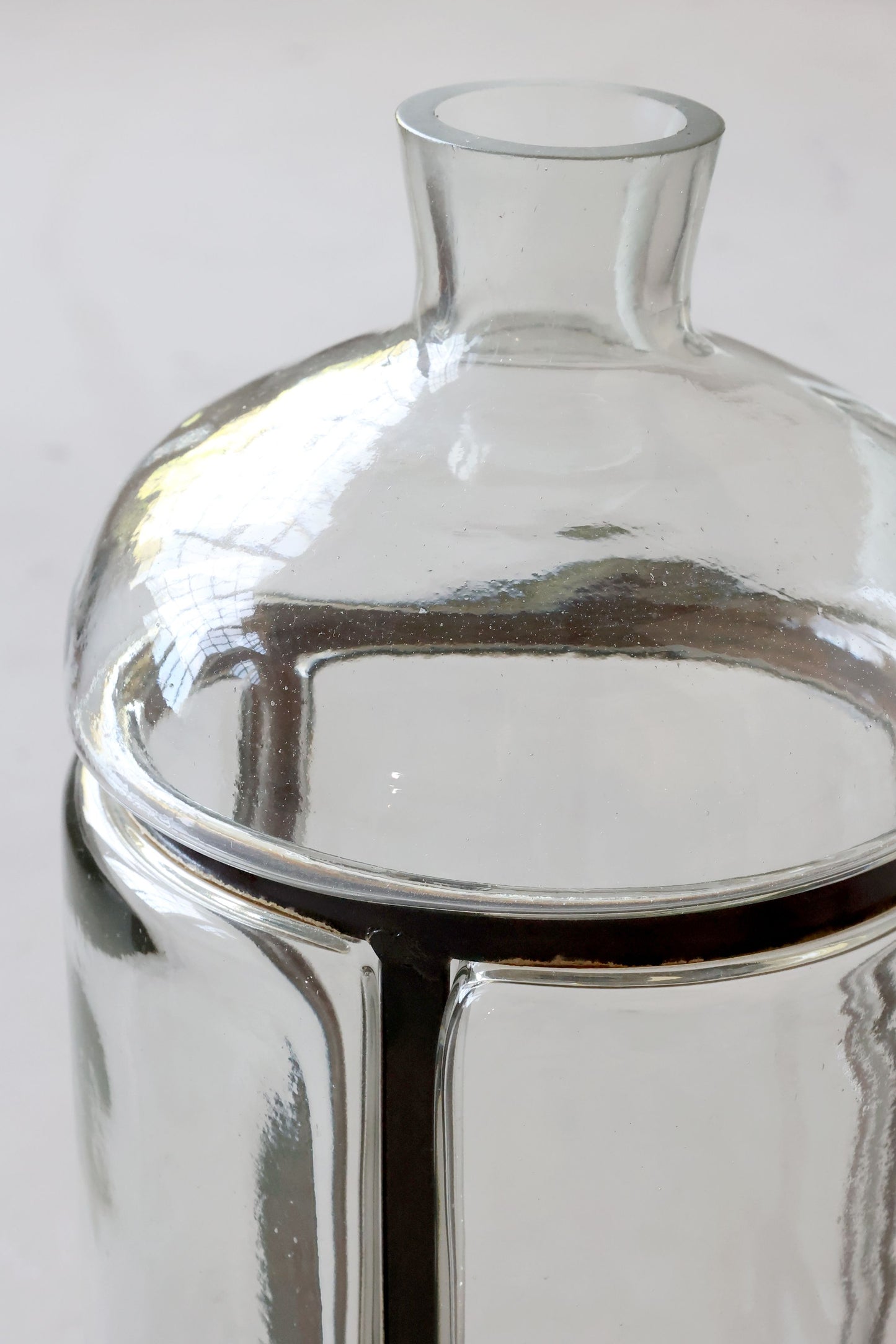 Dekorativ Vase Gammel fransk flaske med jernpynt H38/Ø18 cm klar På lager Juli 2026