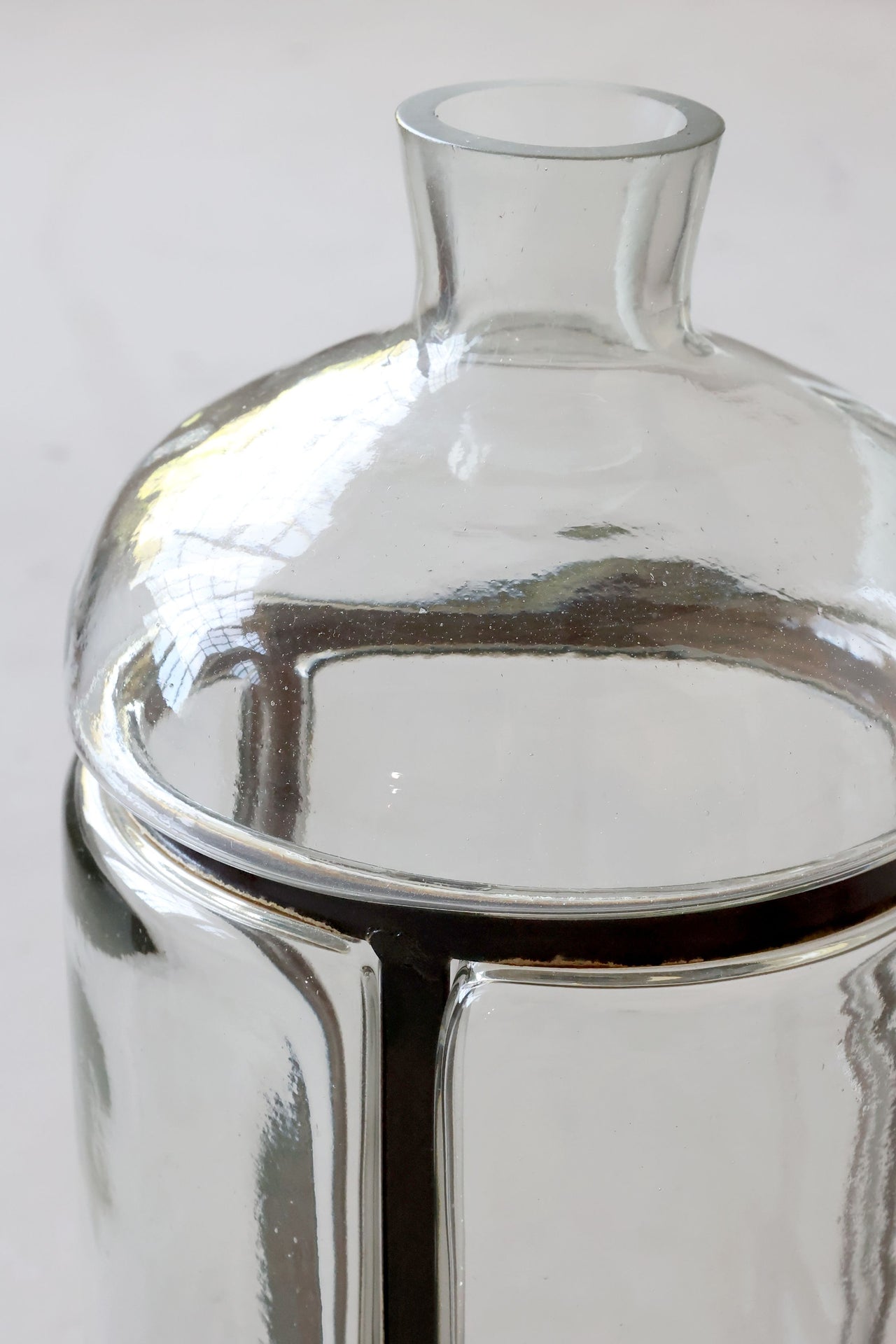 Dekorativ Vase Gammel fransk flaske med jernpynt H38/Ø18 cm klar På lager Juli 2026