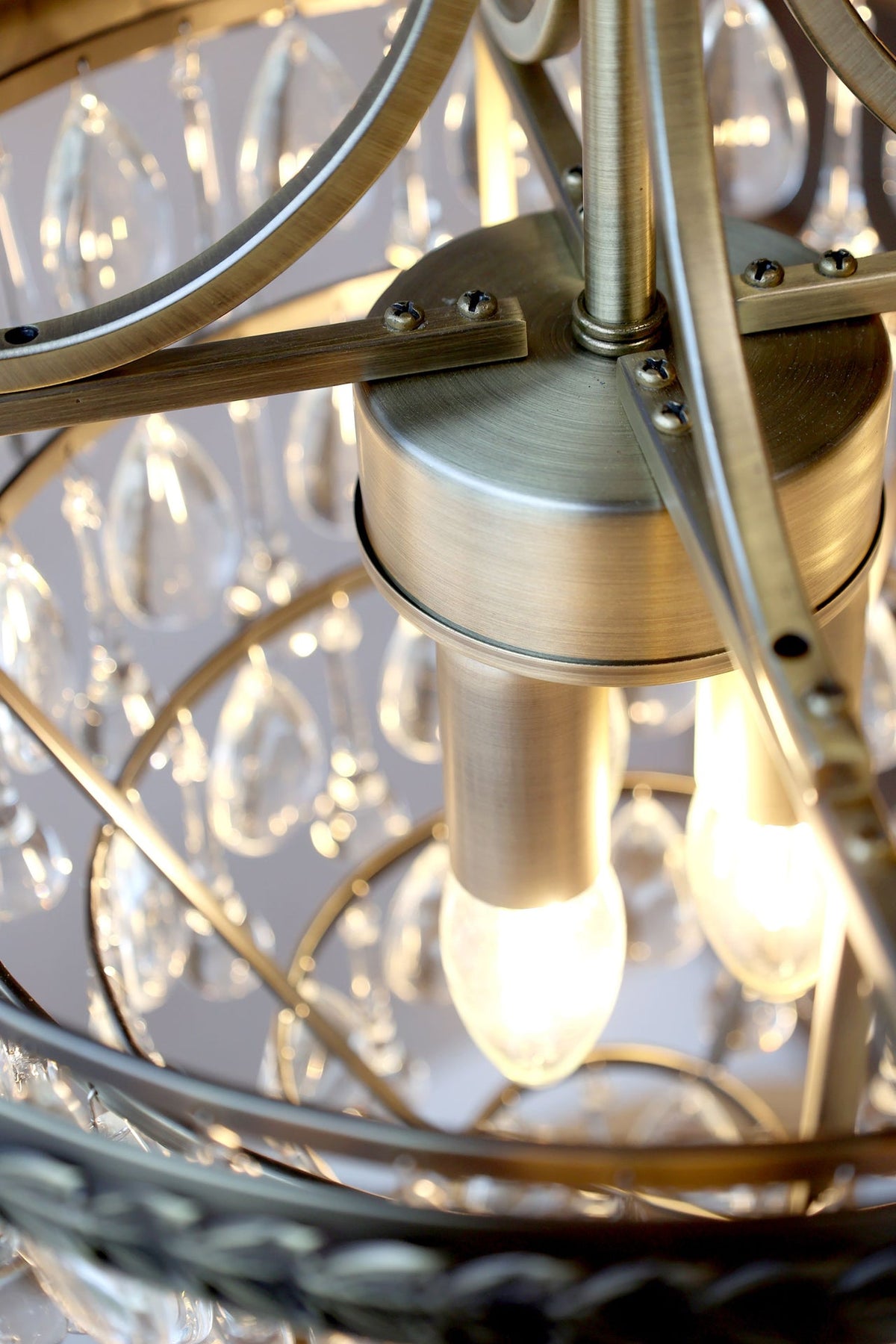 Taklampe Versailles lysekrone med dråpeformede glassprism H54/Ø35 cm Messing
