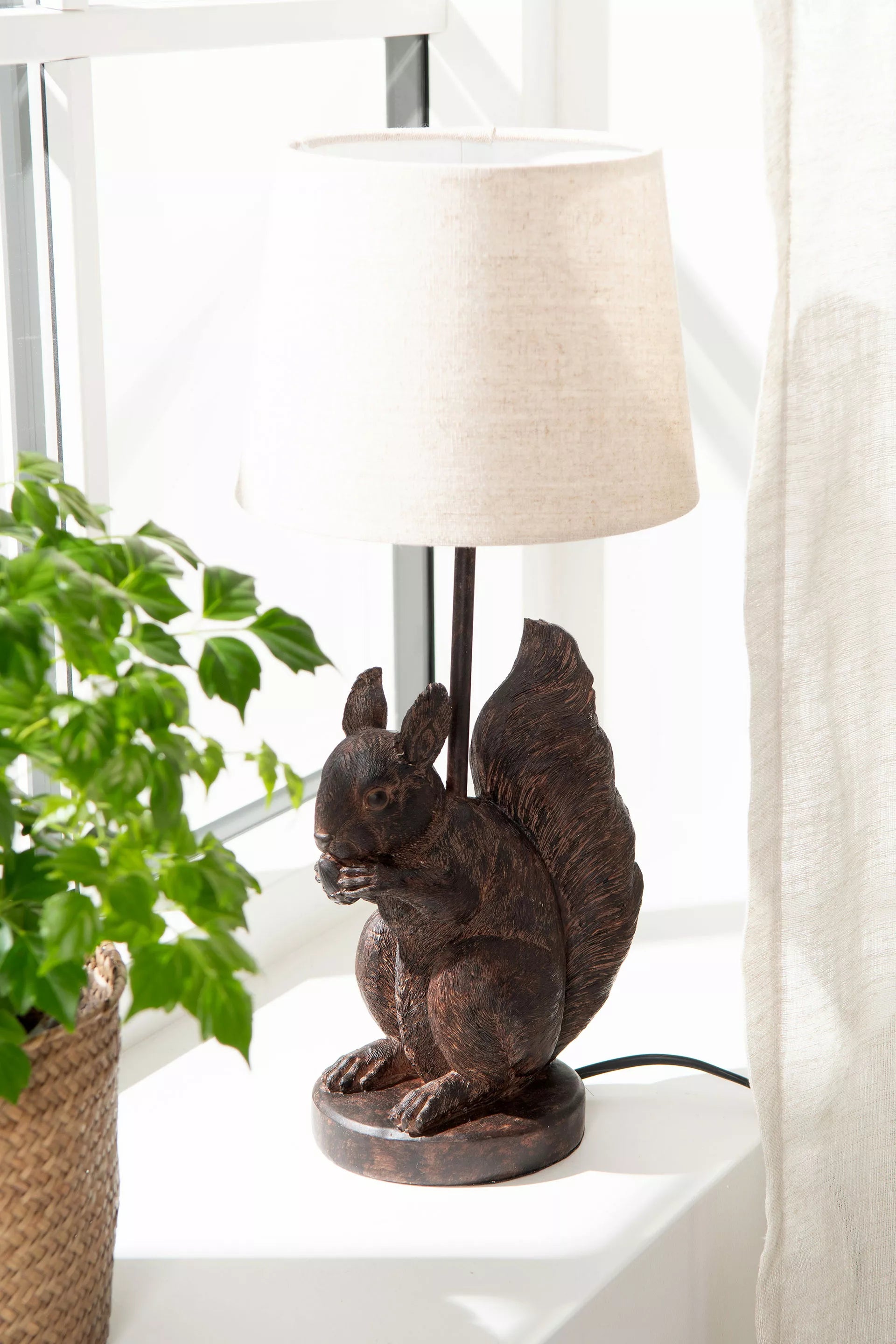 Bordslampa Lampfot Ekorre Polyresin 17x12x35,5cm    I lager: Vecka  6